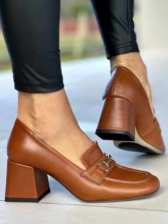 Rude półbuty damskie ze skóry naturalnej na średnim obcasie