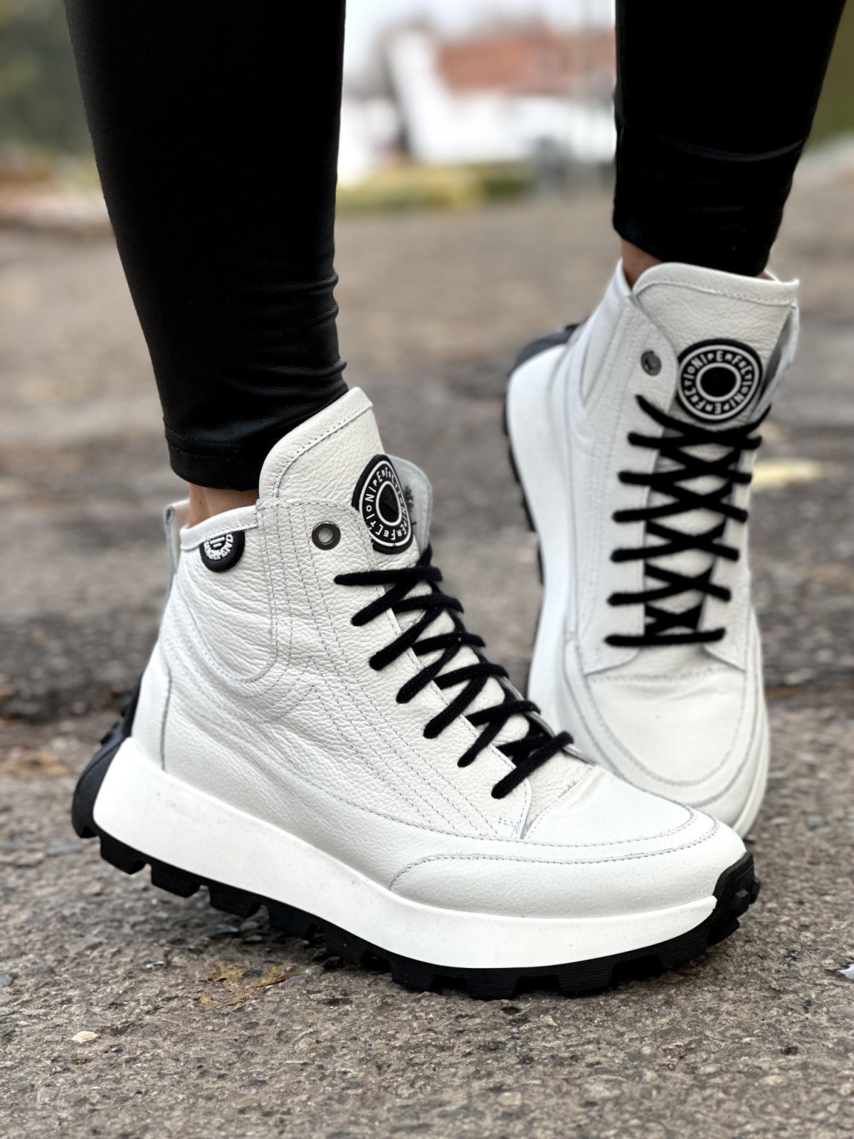 Białe sneakersy damskie skórzane