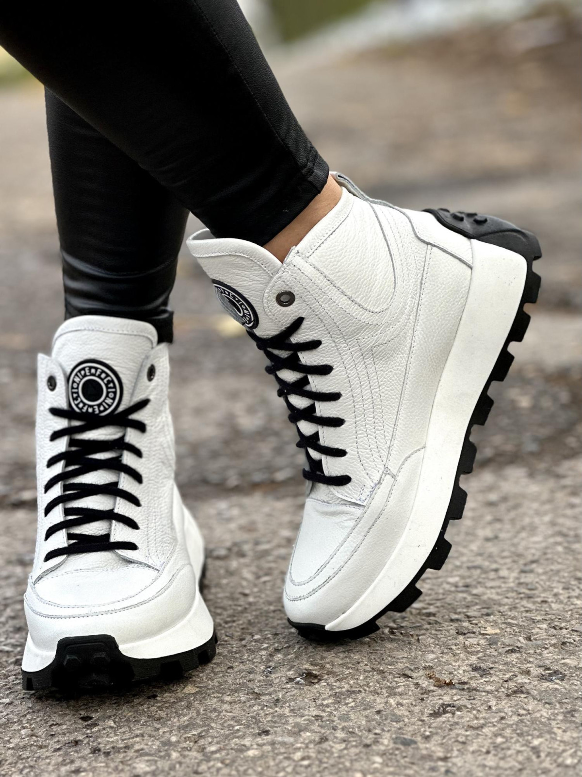 Białe sneakersy damskie skórzane