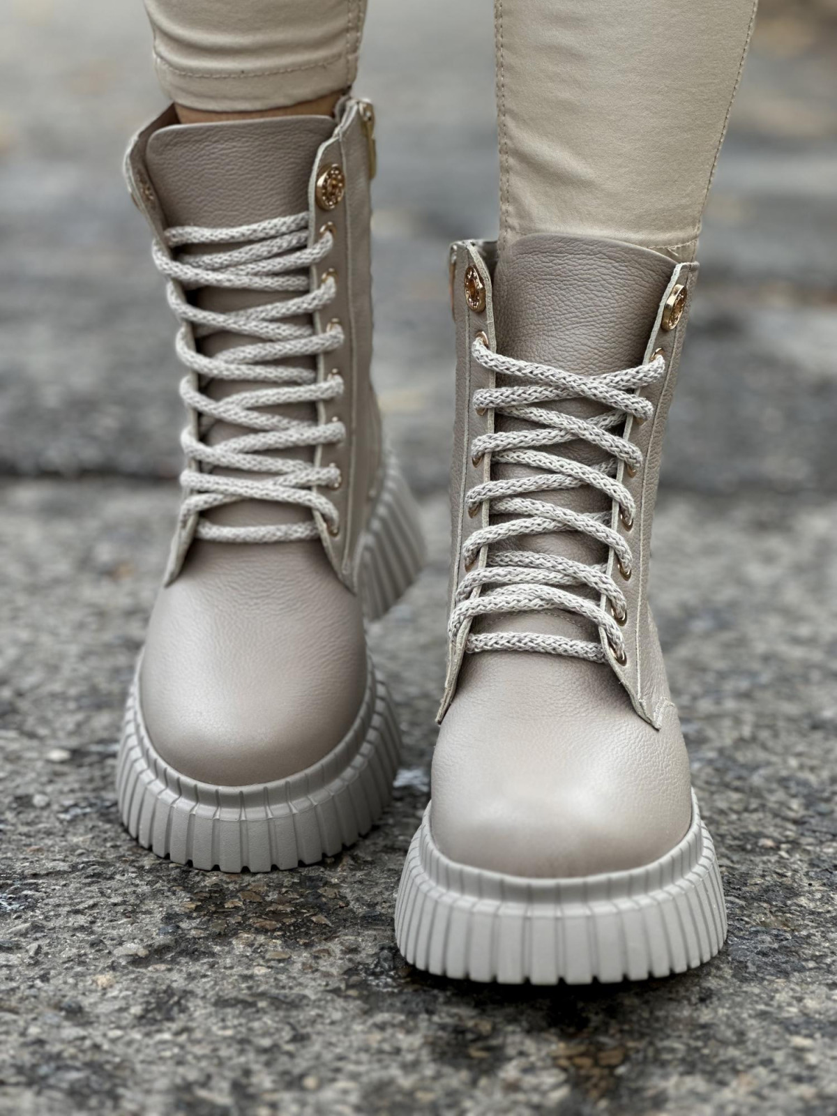 Beżowe trapery damskie skórzane