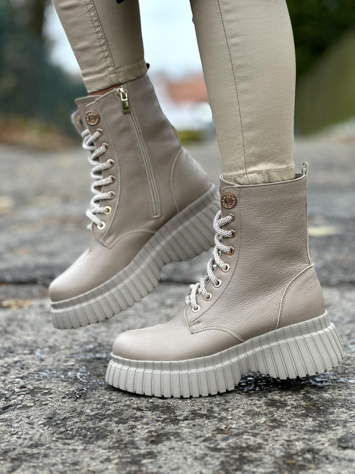 Beżowe trapery damskie skórzane