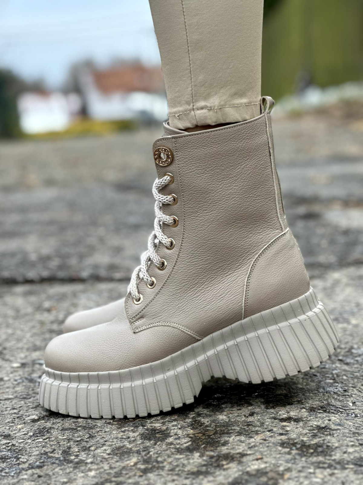 Beżowe trapery damskie skórzane