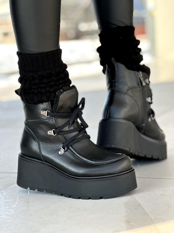 Czarne ocieplane futrem śniegowce damskie ze skóry naturalnej