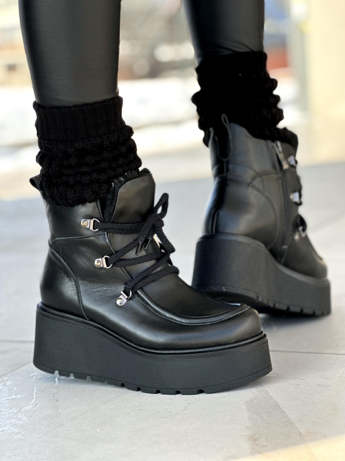 Czarne ocieplane futrem śniegowce damskie ze skóry naturalnej