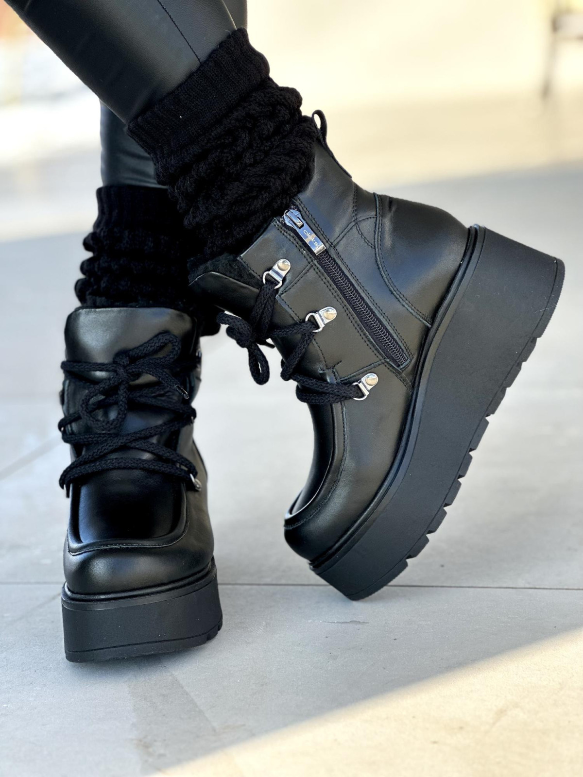 Czarne ocieplane futrem śniegowce damskie ze skóry naturalnej