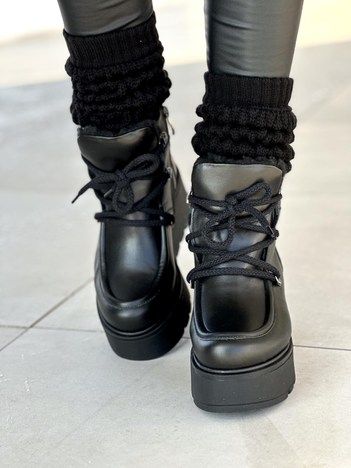 Czarne ocieplane futrem śniegowce damskie ze skóry naturalnej