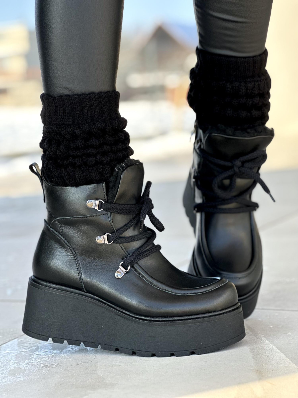 Czarne ocieplane futrem śniegowce damskie ze skóry naturalnej