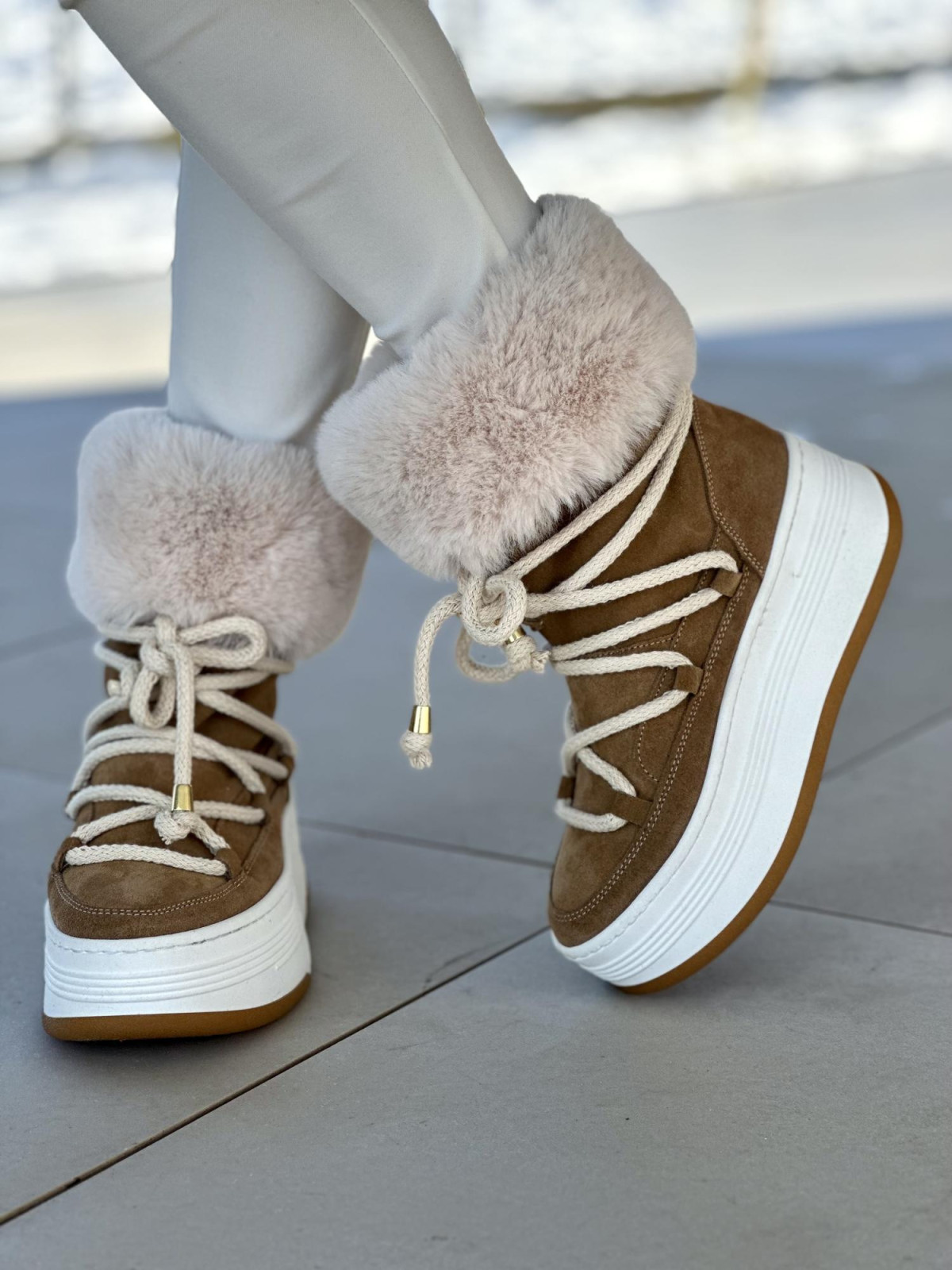 Beżowe śniegowce damskie skórzane