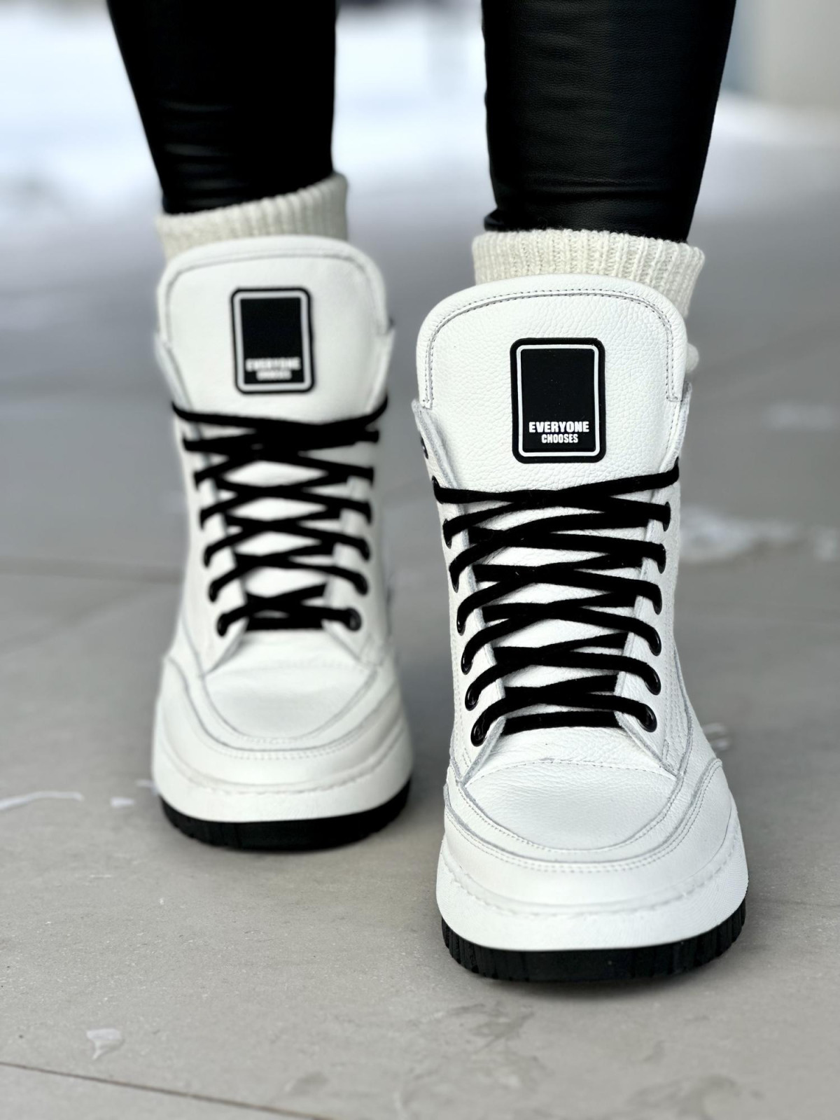 Białe lekko ocieplane sneakersy damskie ze skóry naturalnej