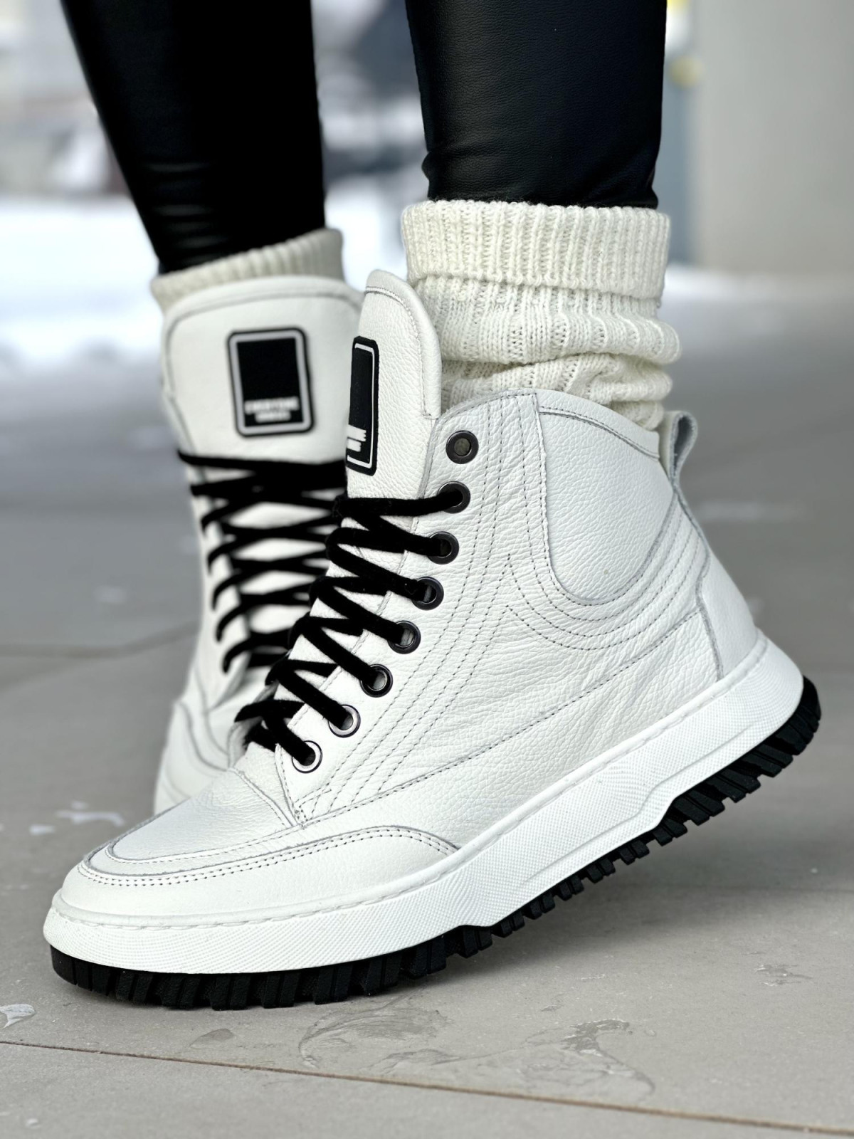 Białe lekko ocieplane sneakersy damskie ze skóry naturalnej