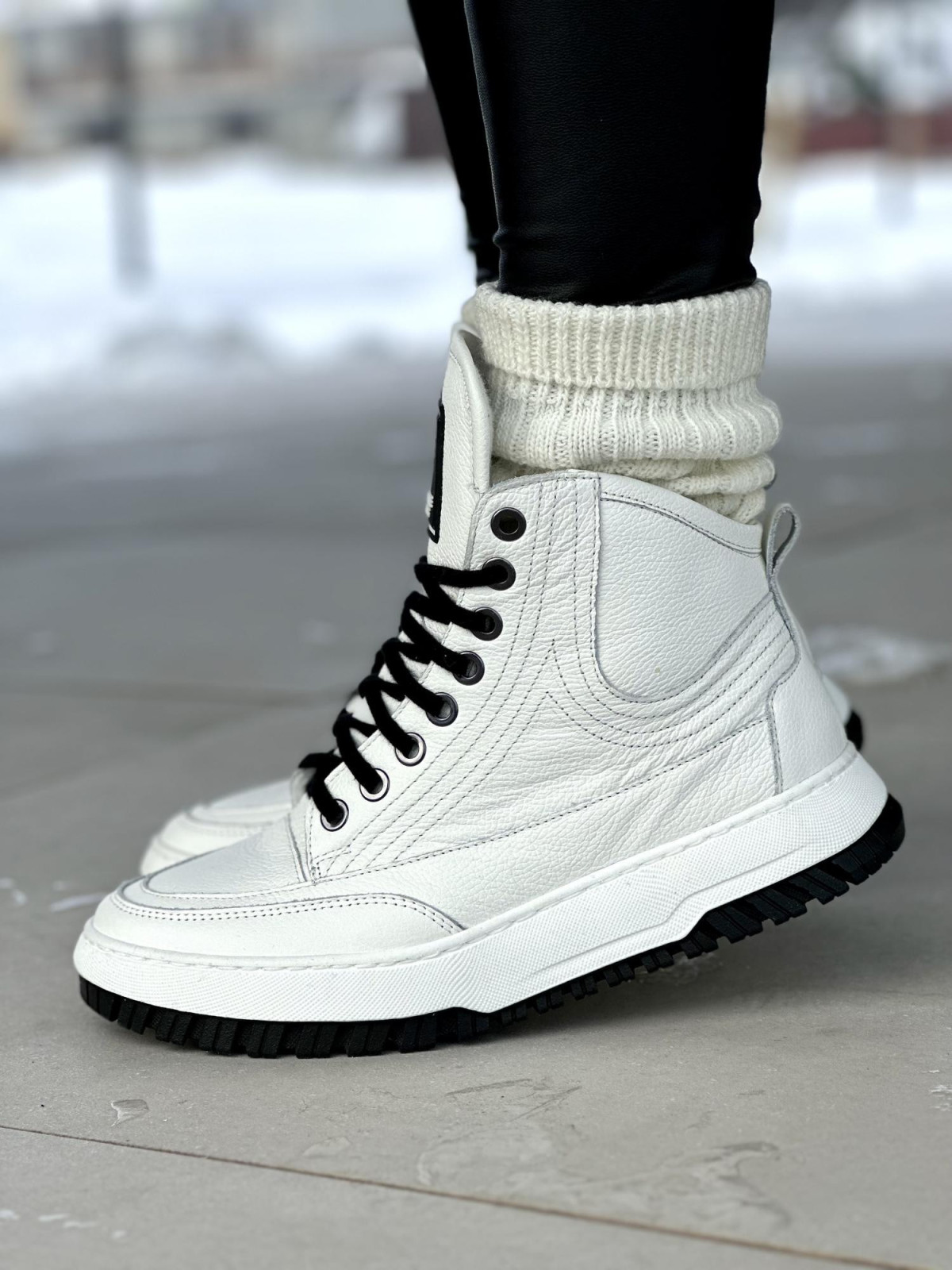 Białe lekko ocieplane sneakersy damskie ze skóry naturalnej