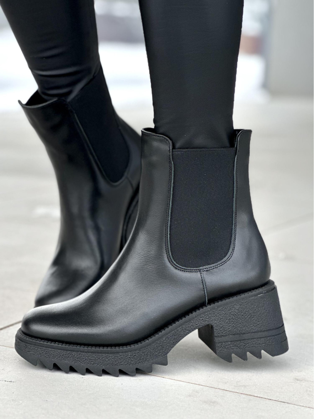 Czarne lekko ocieplane botki damskie ze skóry naturalnej