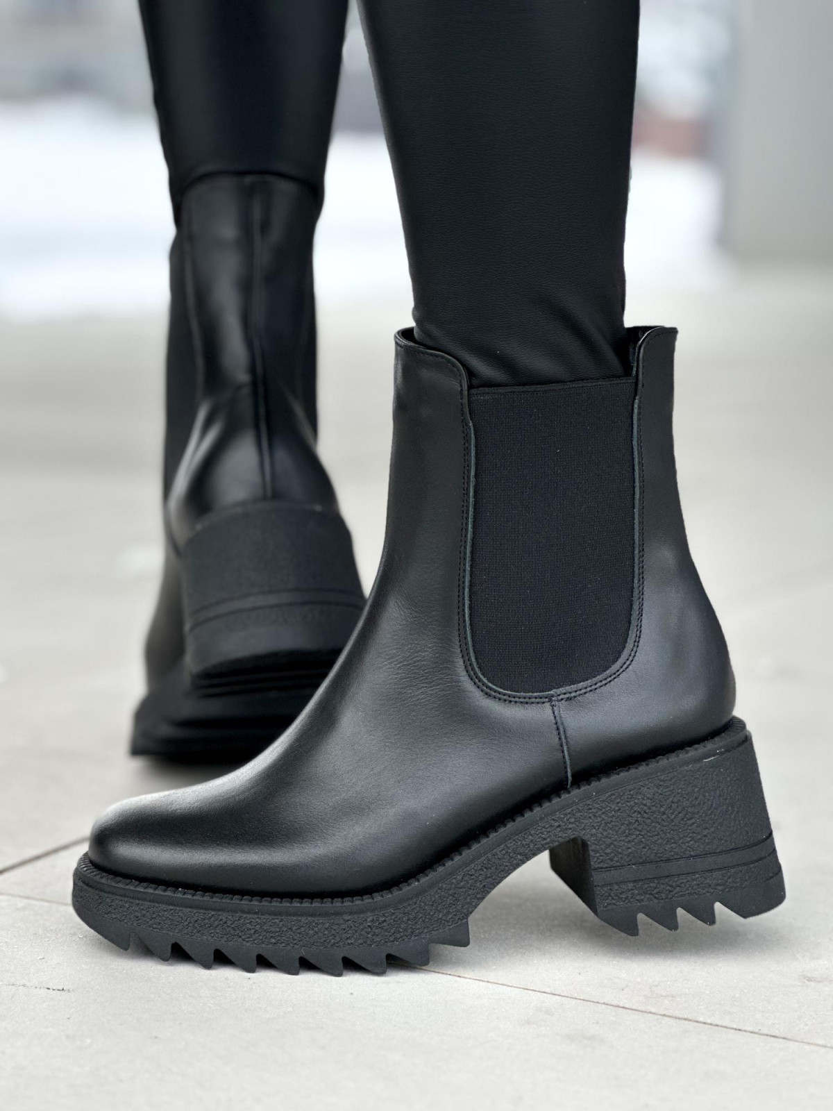 Czarne lekko ocieplane botki damskie ze skóry naturalnej