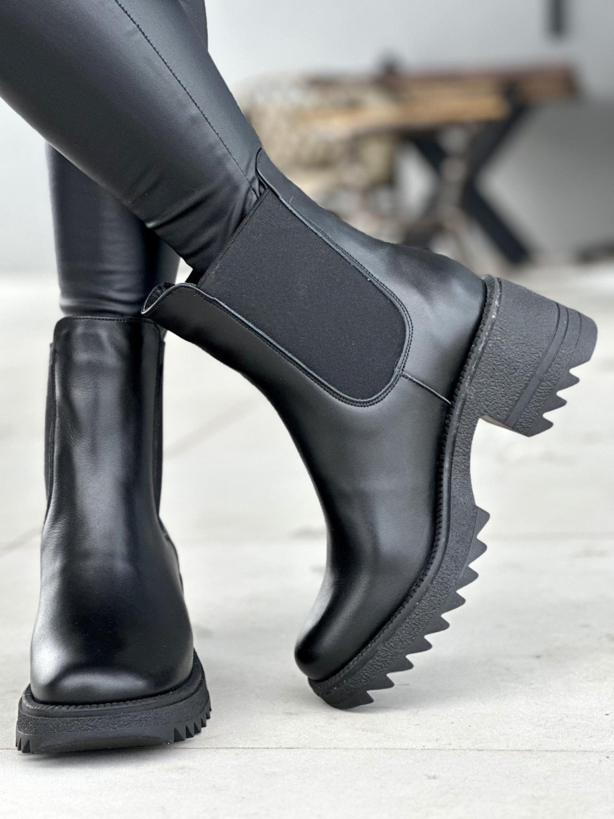 Czarne lekko ocieplane botki damskie ze skóry naturalnej