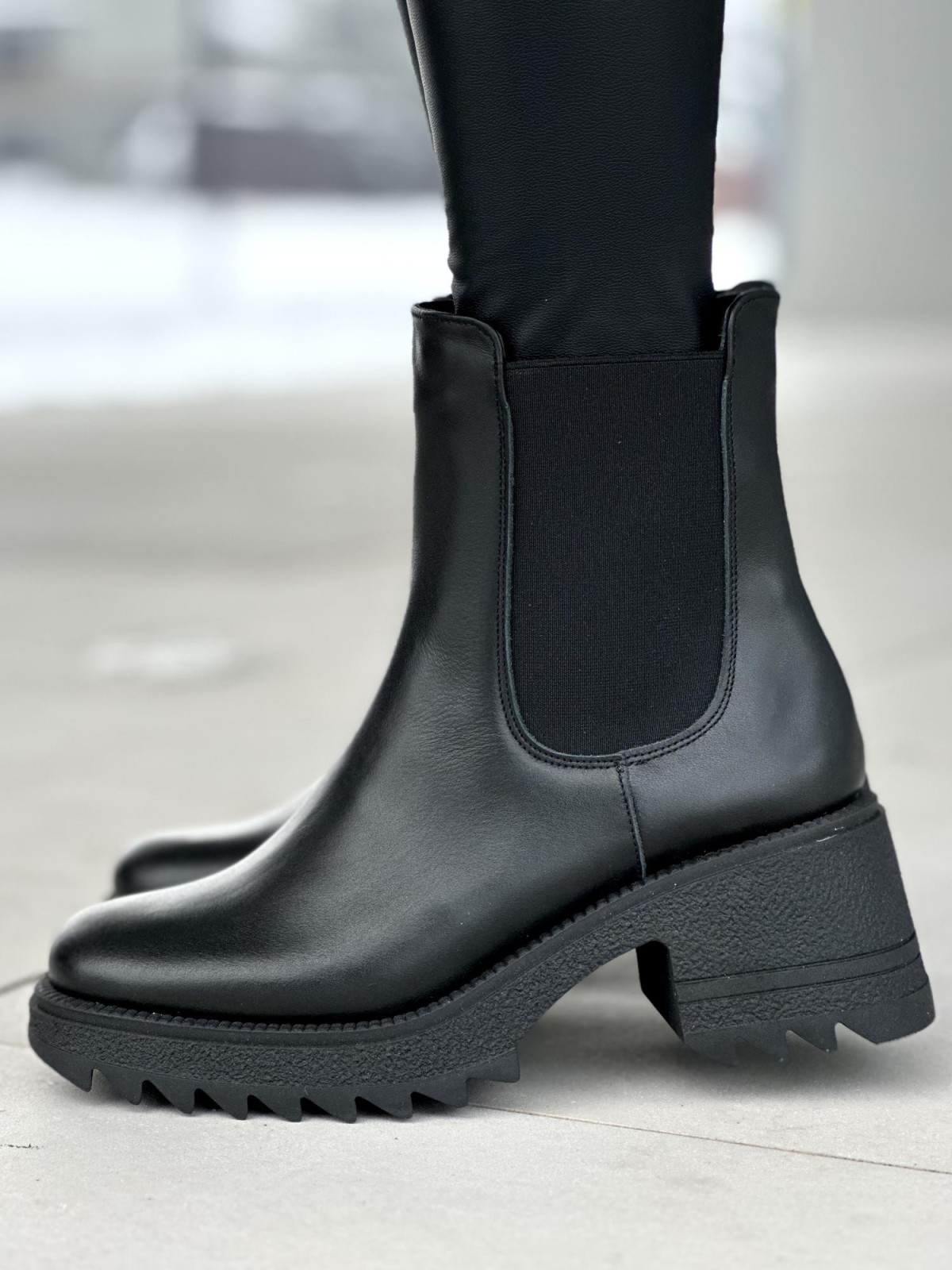 Czarne lekko ocieplane botki damskie ze skóry naturalnej