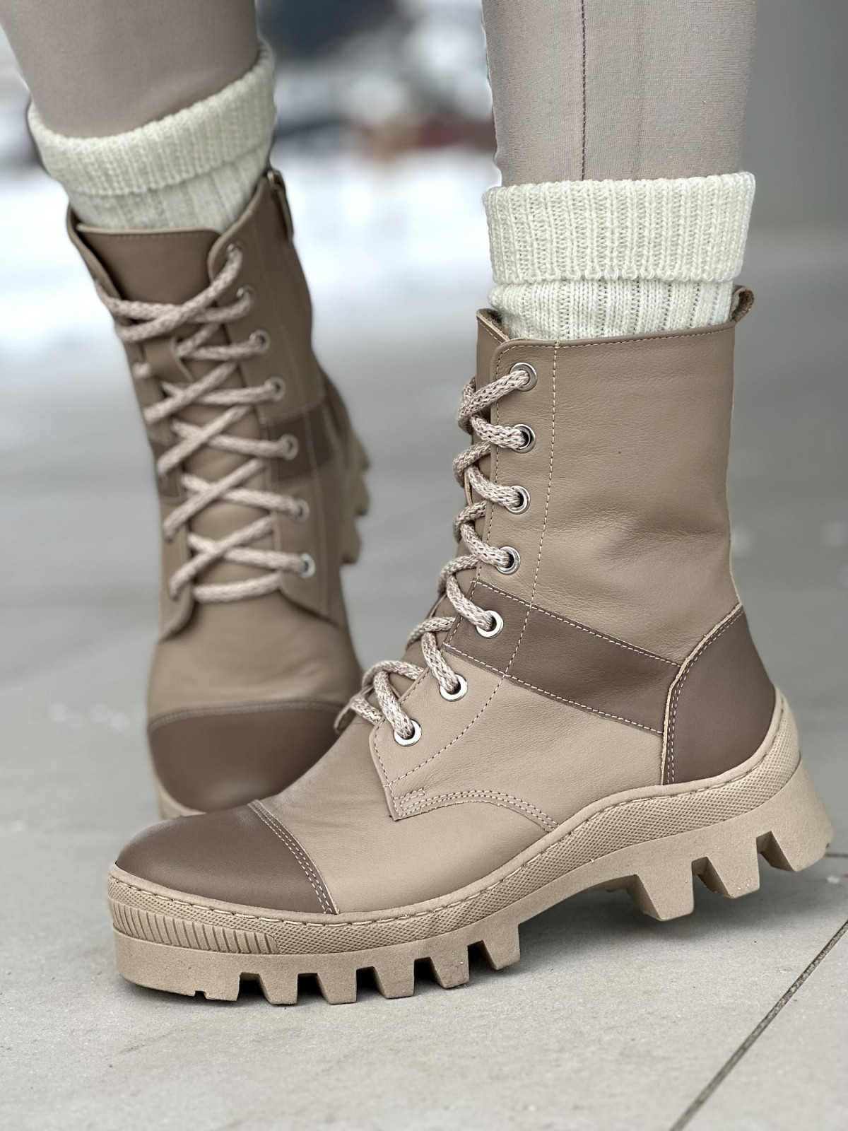 Beżowe wysokie ocieplane trapery damskie ze skóry naturalnej