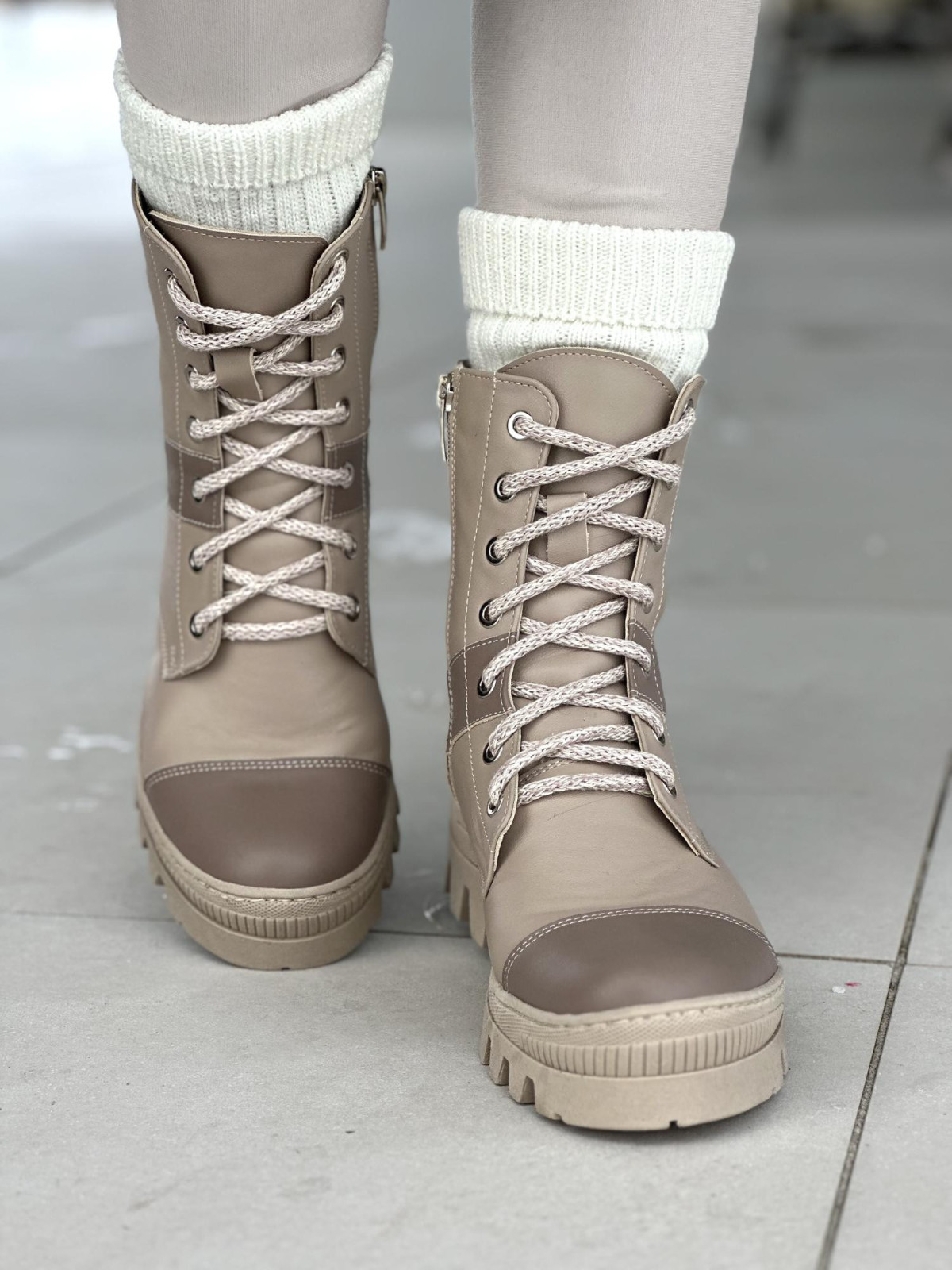 Beżowe wysokie ocieplane trapery damskie ze skóry naturalnej