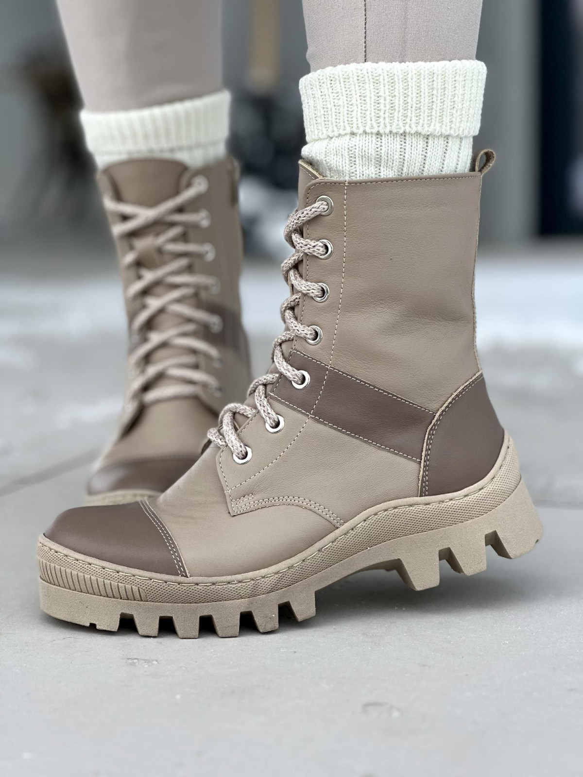 Beżowe wysokie ocieplane trapery damskie ze skóry naturalnej