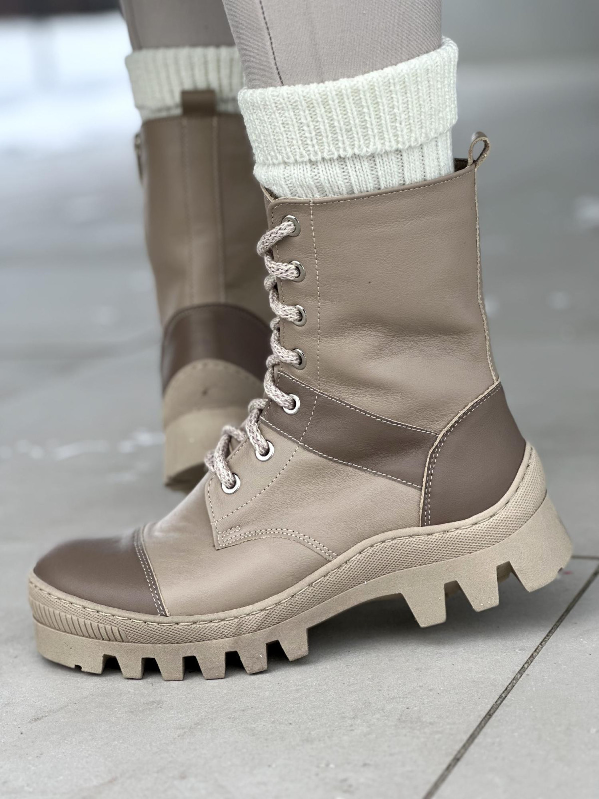 Beżowe wysokie ocieplane trapery damskie ze skóry naturalnej