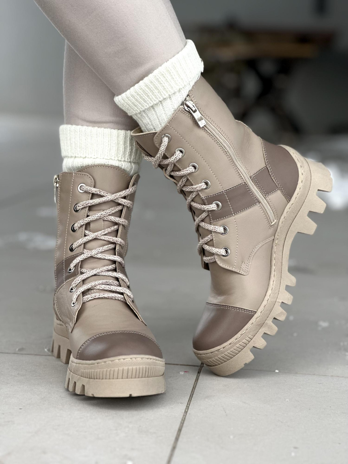 Beżowe wysokie ocieplane trapery damskie ze skóry naturalnej