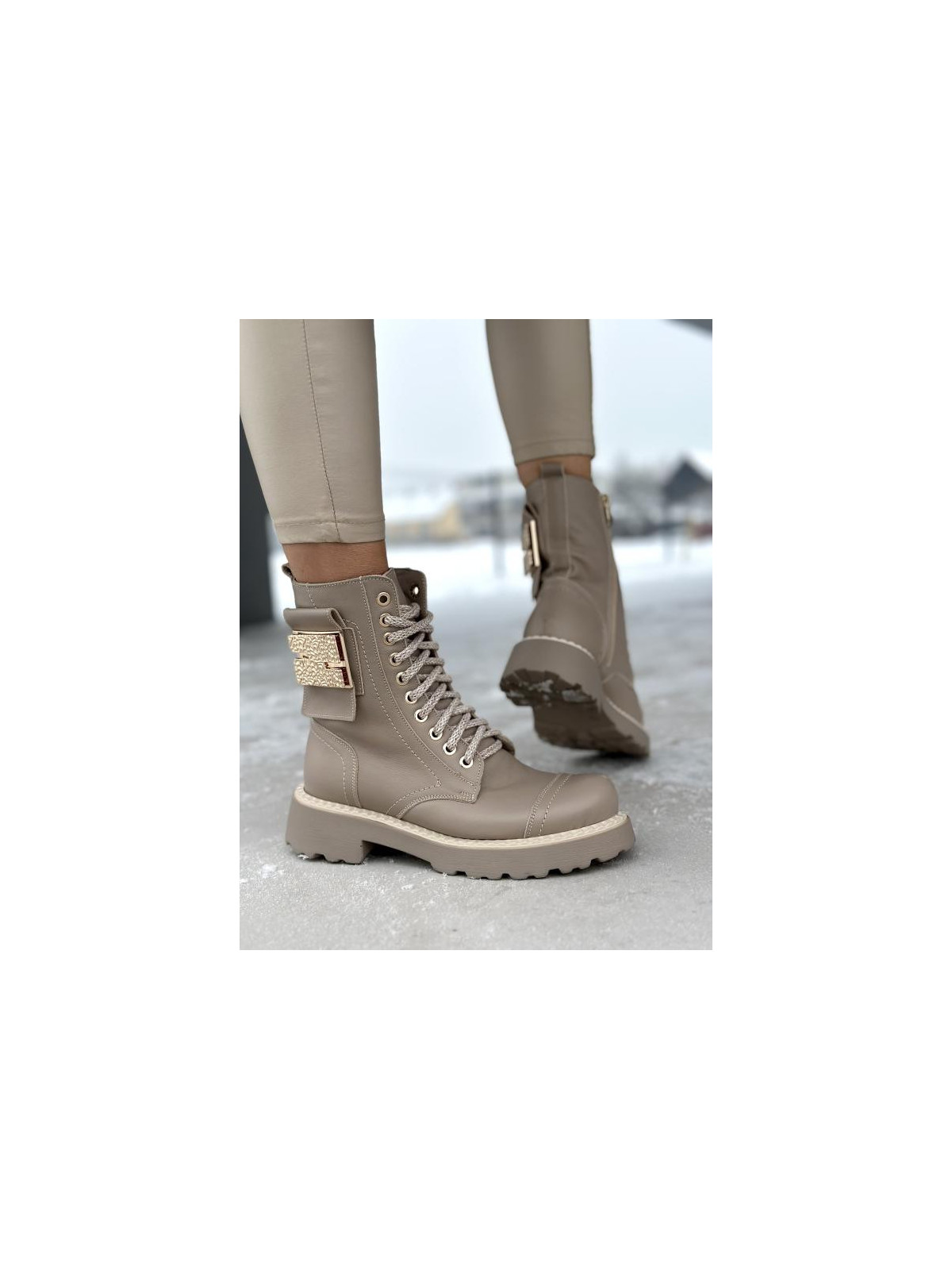 Beżowe ocieplane traperki damskie ze złotymi dodatkami damskie ze skóry naturalnej