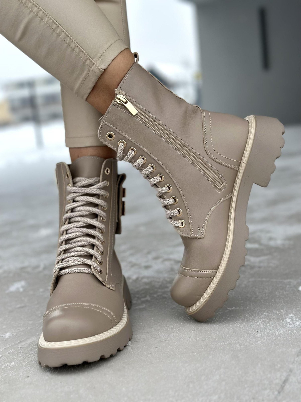 Beżowe ocieplane traperki damskie ze złotymi dodatkami damskie ze skóry naturalnej