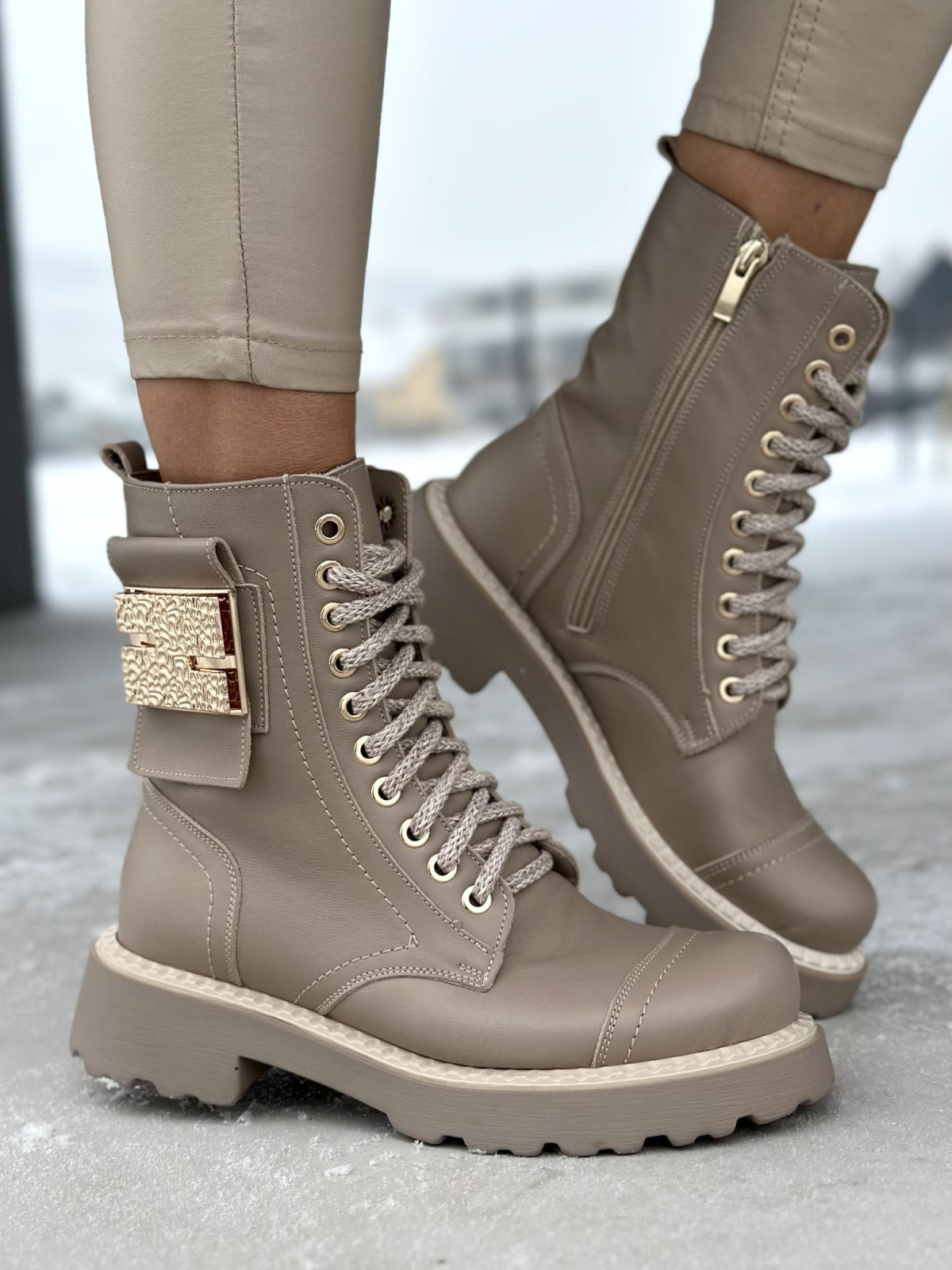 Beżowe ocieplane traperki damskie ze złotymi dodatkami damskie ze skóry naturalnej