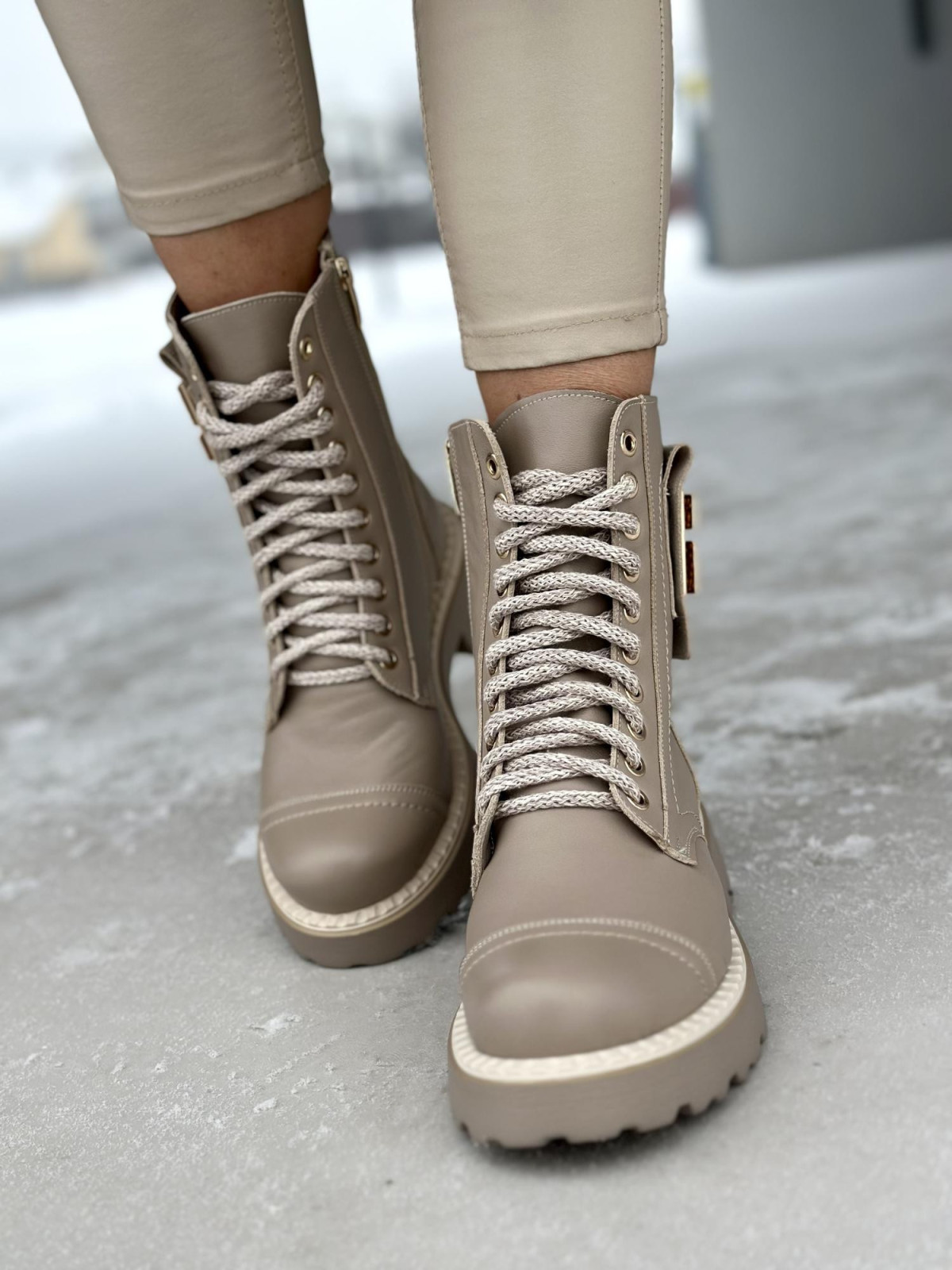 Beżowe ocieplane traperki damskie ze złotymi dodatkami damskie ze skóry naturalnej