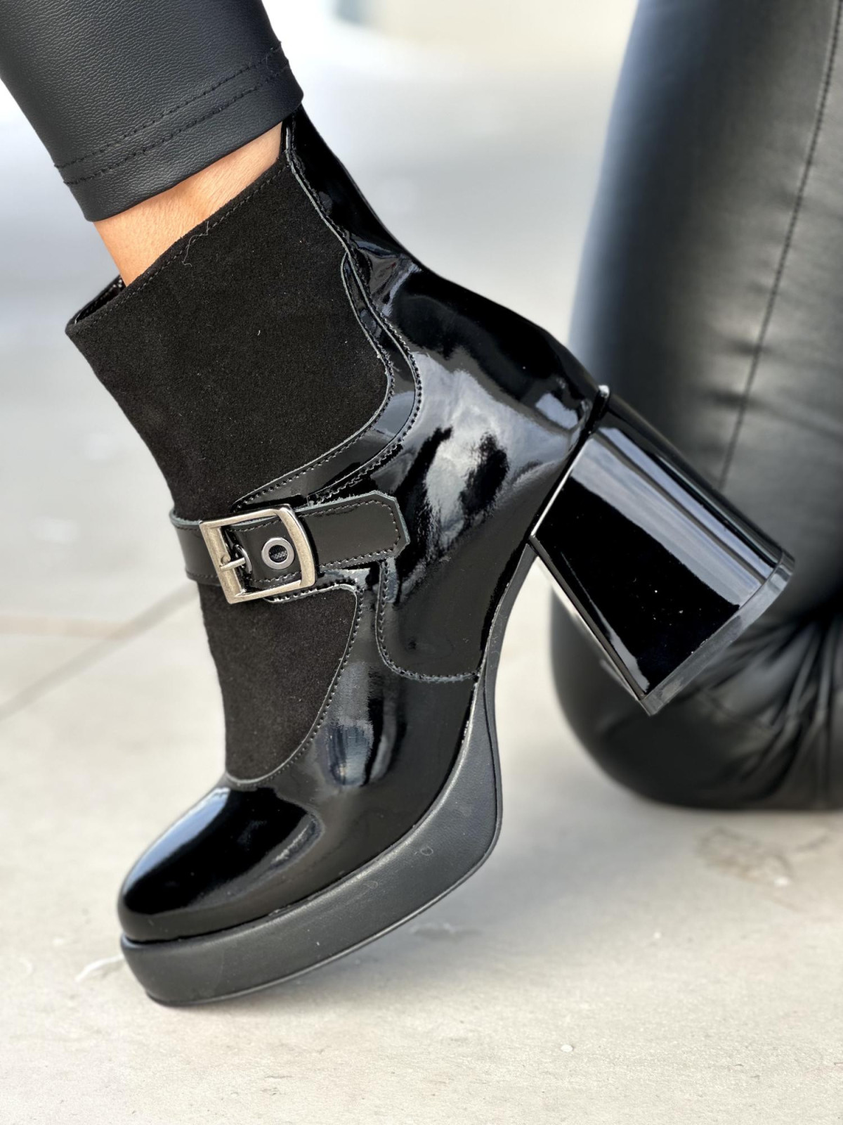 Czarne lakierowane ocieplane botki damskie ze skóry naturalnej na średnim obcasie