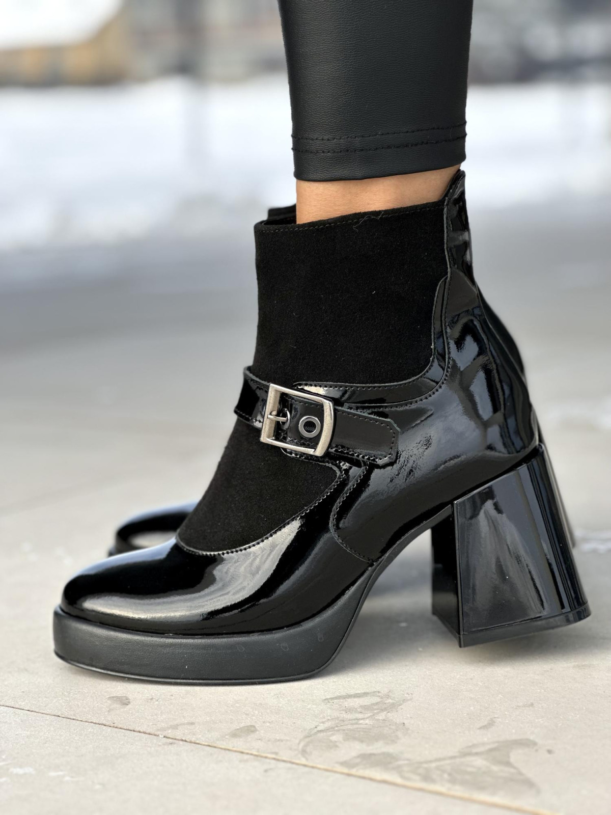 Czarne lakierowane ocieplane botki damskie ze skóry naturalnej na średnim obcasie