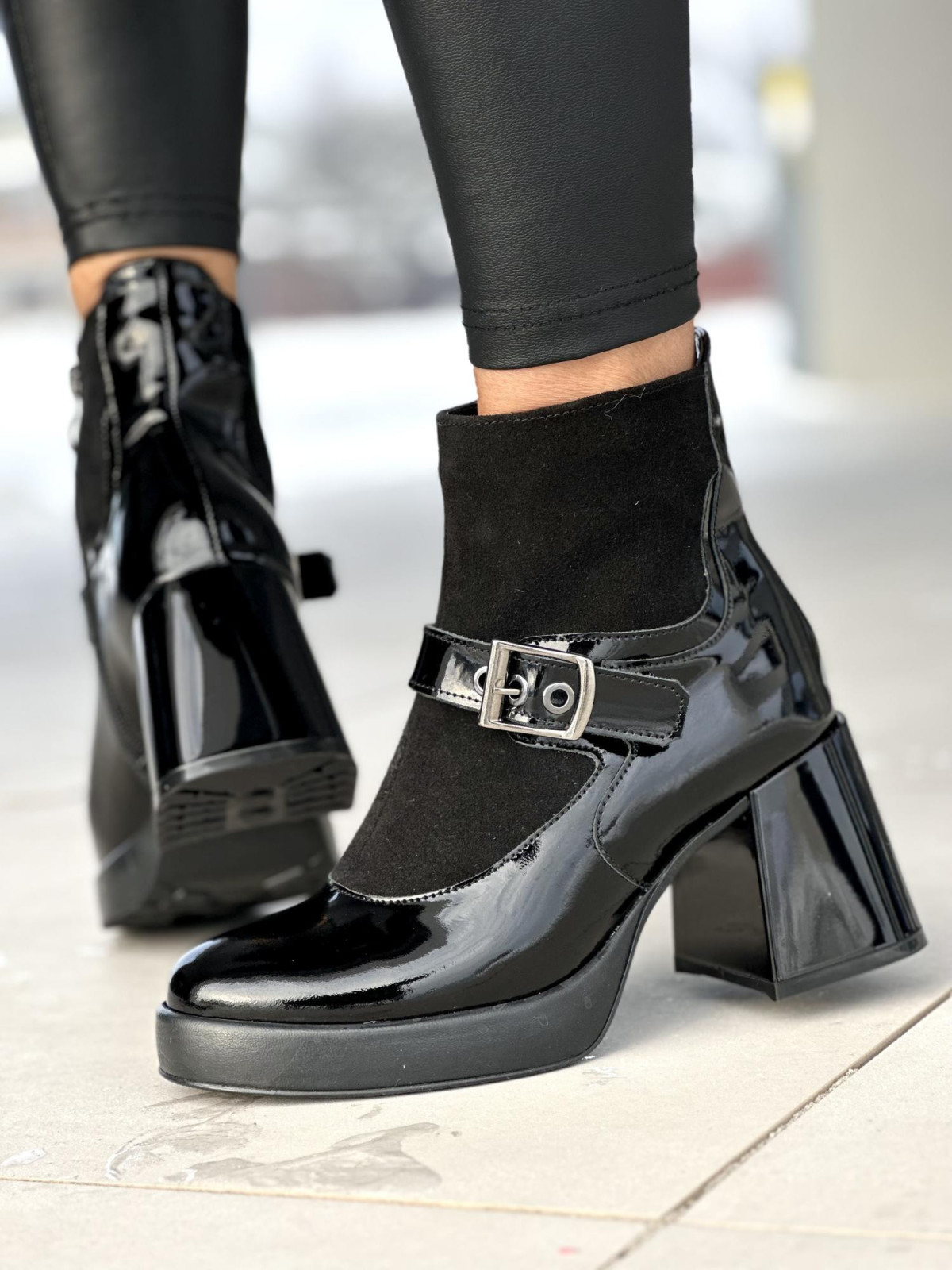 Czarne lakierowane ocieplane botki damskie ze skóry naturalnej na średnim obcasie