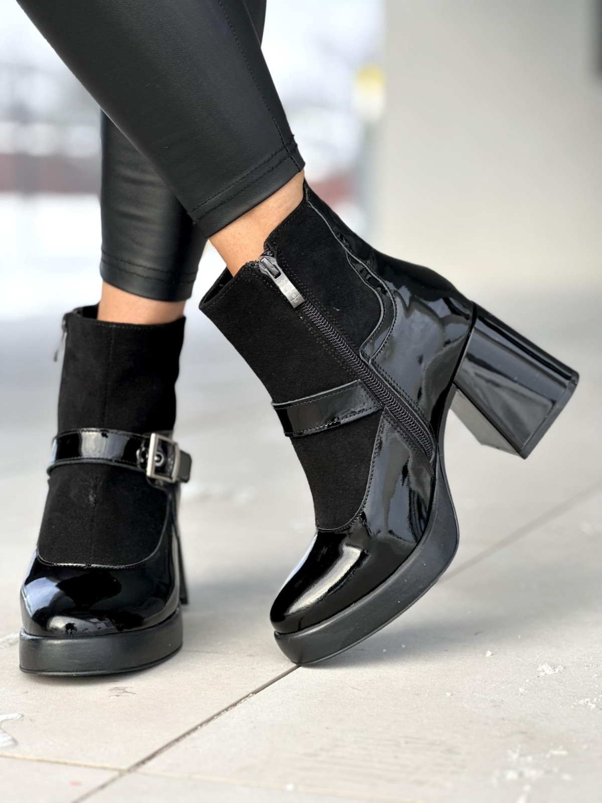 Czarne lakierowane ocieplane botki damskie ze skóry naturalnej na średnim obcasie