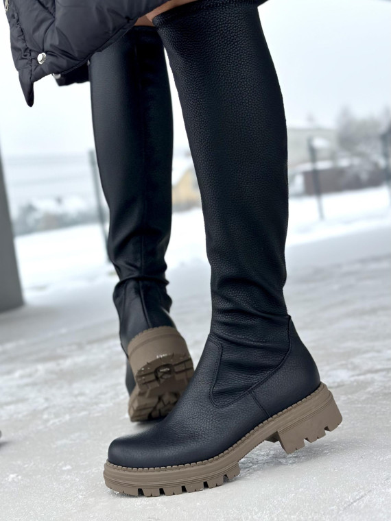 Czarne kozaki damskie połączenie lycry i skóry naturalnej na traperkowej podeszwie