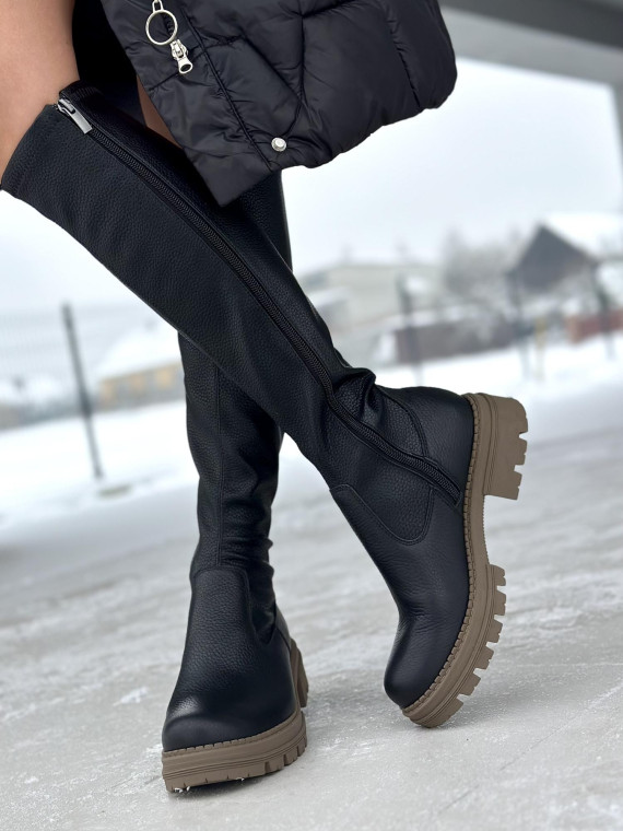 Czarne kozaki damskie połączenie lycry i skóry naturalnej na traperkowej podeszwie