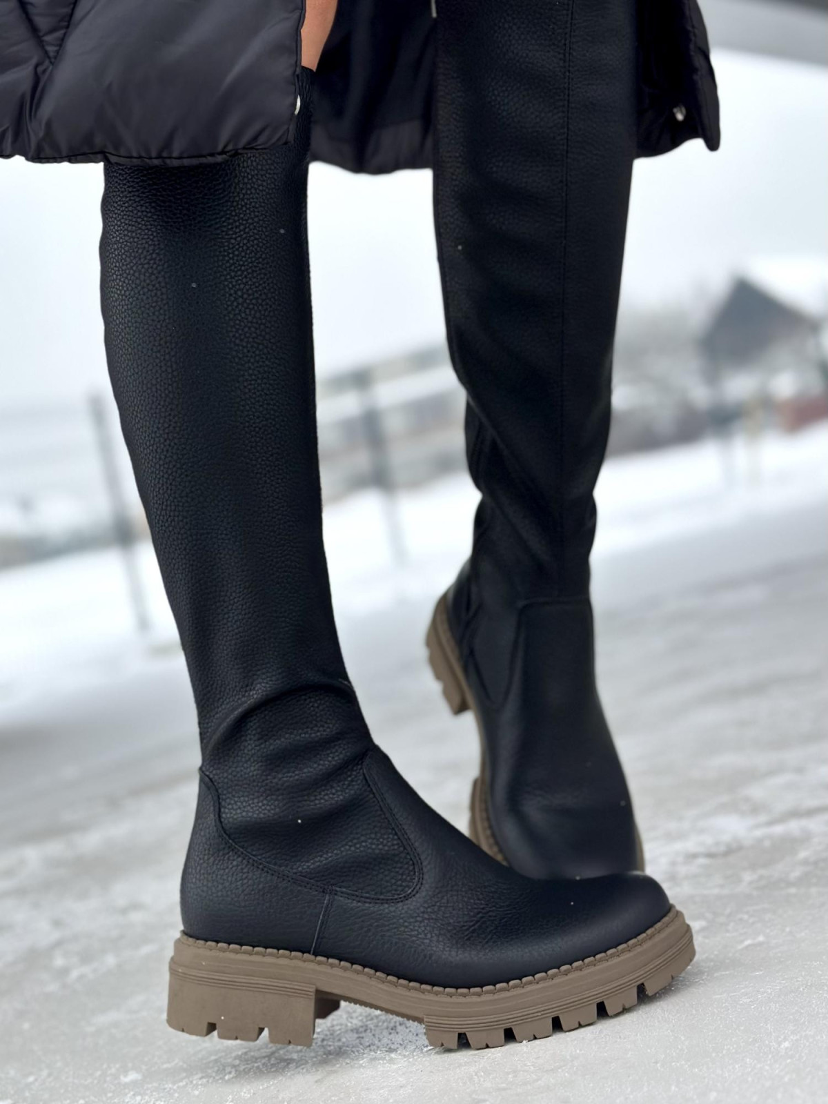 Czarne kozaki damskie połączenie lycry i skóry naturalnej na traperkowej podeszwie