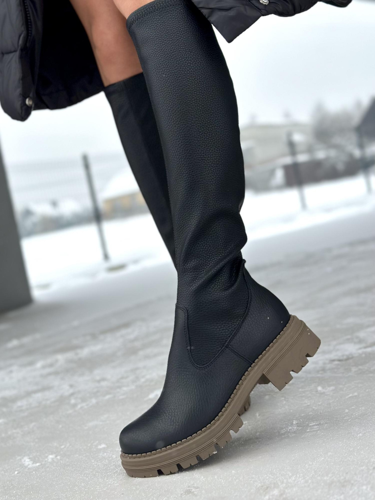 Czarne kozaki damskie połączenie lycry i skóry naturalnej na traperkowej podeszwie