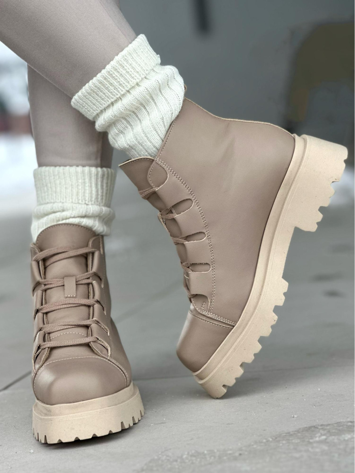 Beżowe lekko ocieplane traperki damskie ze skóry naturalnej