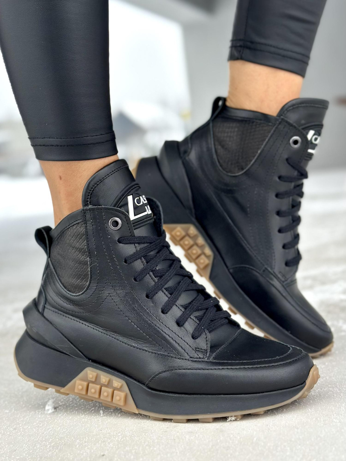 Czarne lekko ocieplane wysokie sneakersy damskie ze skóry naturalnej