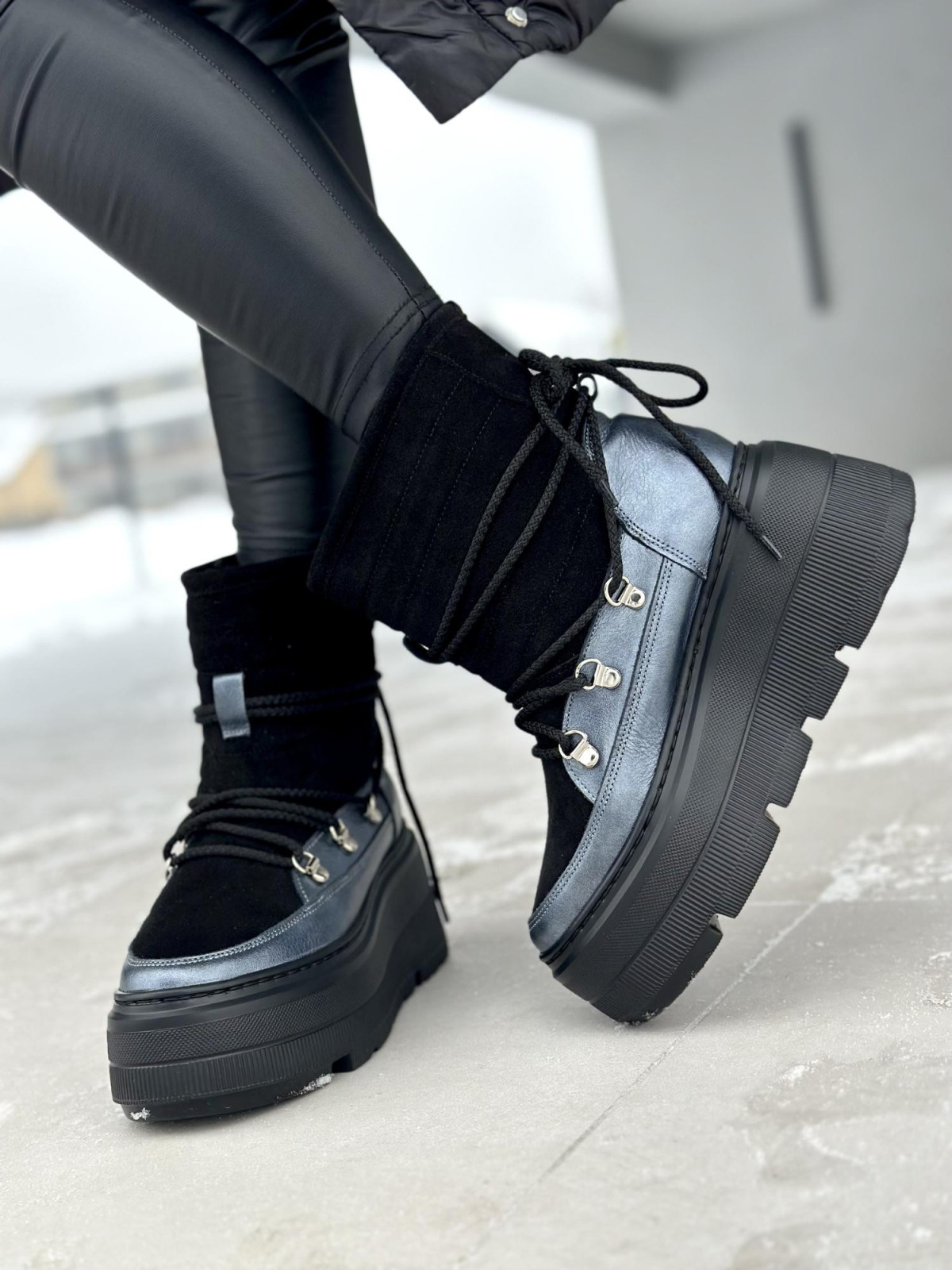 Czarne ocieplane futrem śniegowce damskie ze skóry naturalnej welurowej z grubą lekką podeszwą