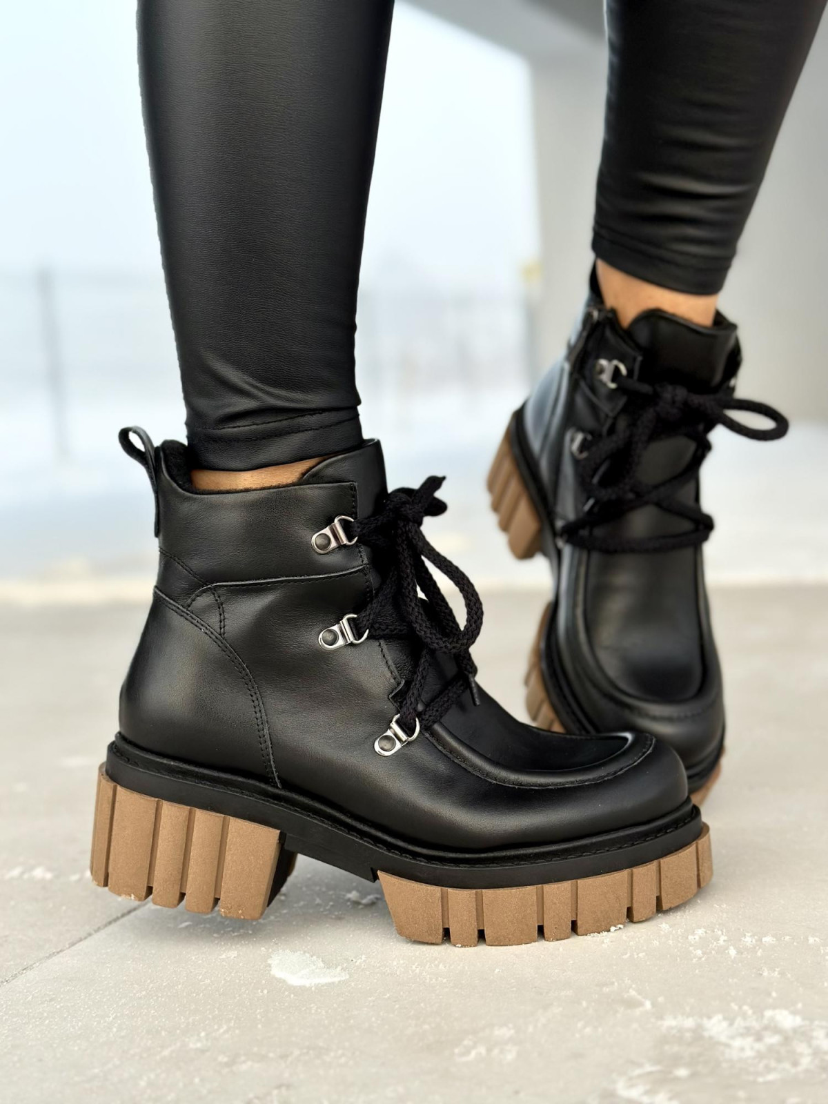 Czarne ocieplane śniegowce damskie ze skóry naturalnej