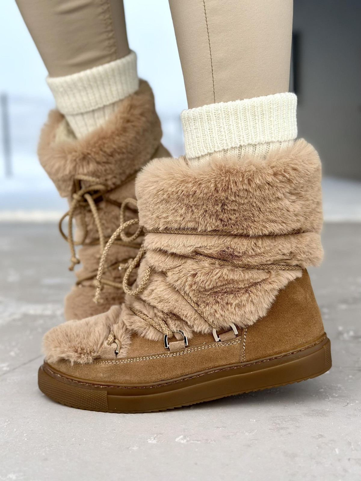 Beżowe ocieplane futrem śniegowce damskie ze skóry naturalnej welurowej