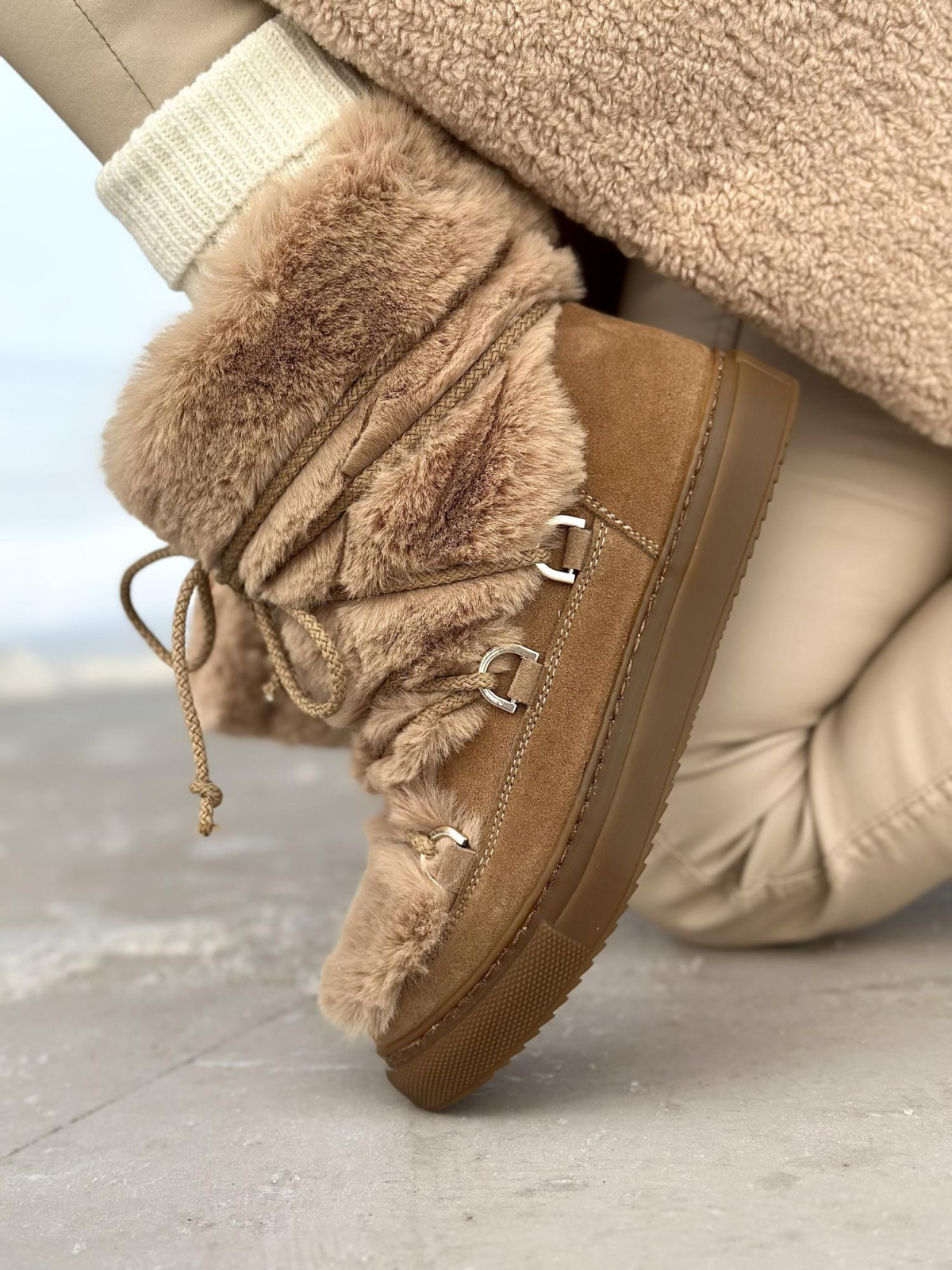 Beżowe ocieplane futrem śniegowce damskie ze skóry naturalnej welurowej