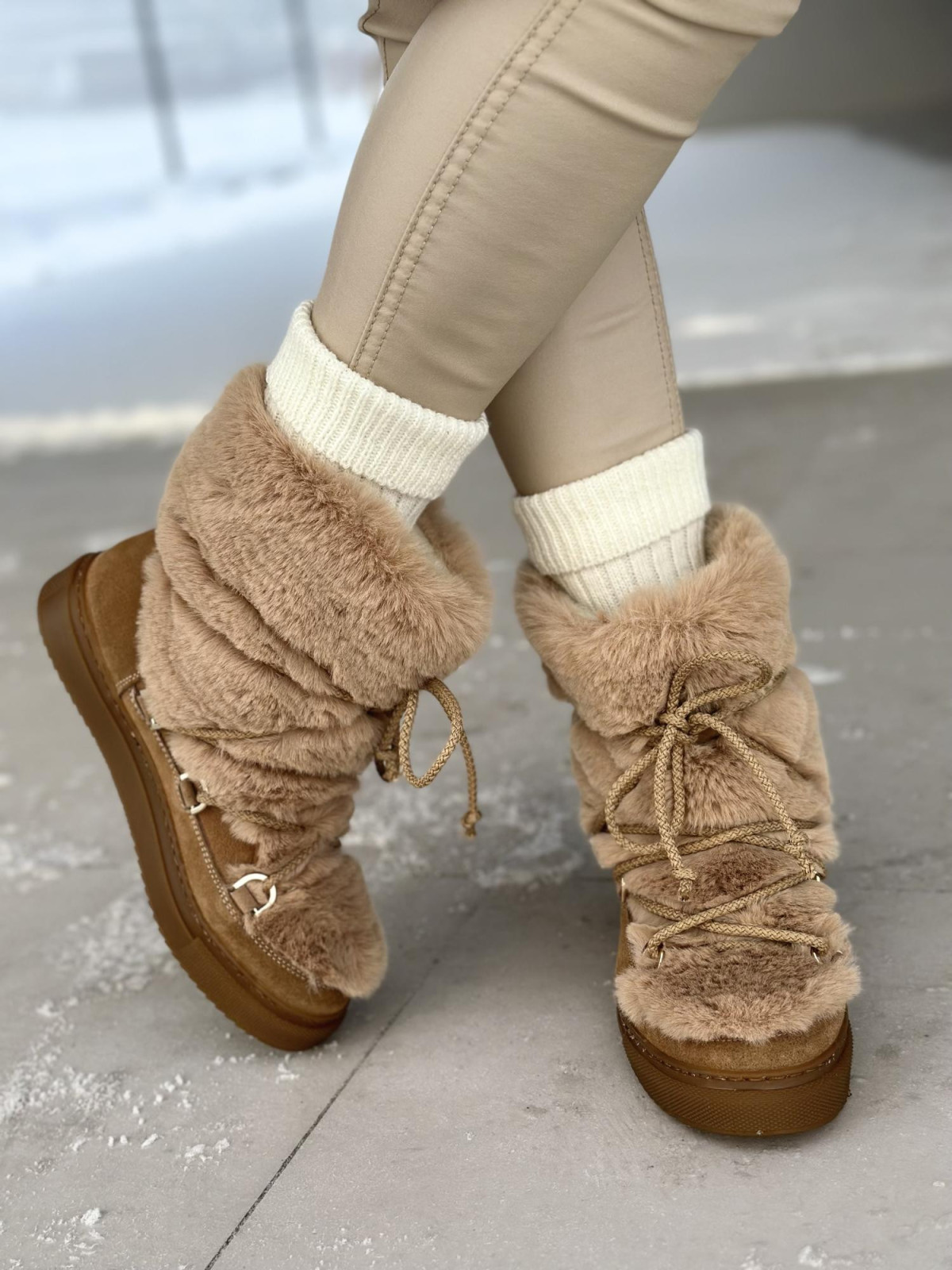 Beżowe ocieplane futrem śniegowce damskie ze skóry naturalnej welurowej