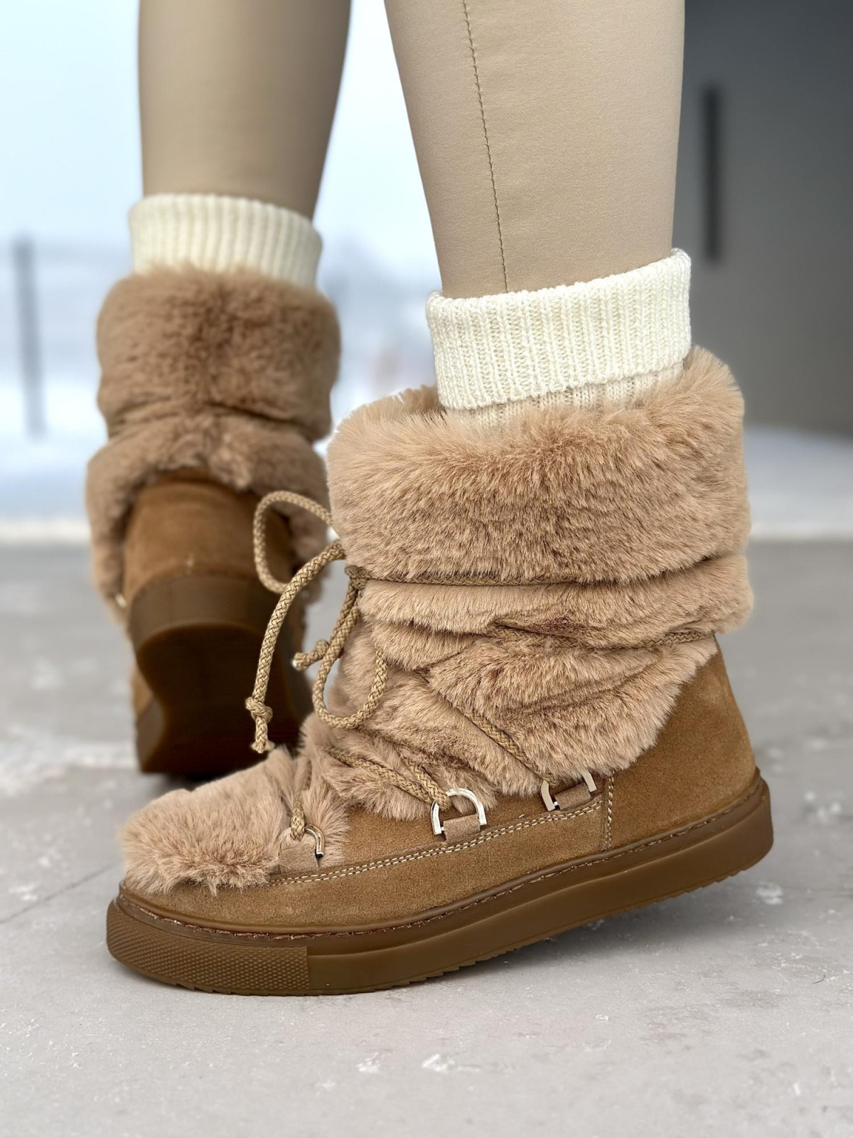 Beżowe ocieplane futrem śniegowce damskie ze skóry naturalnej welurowej