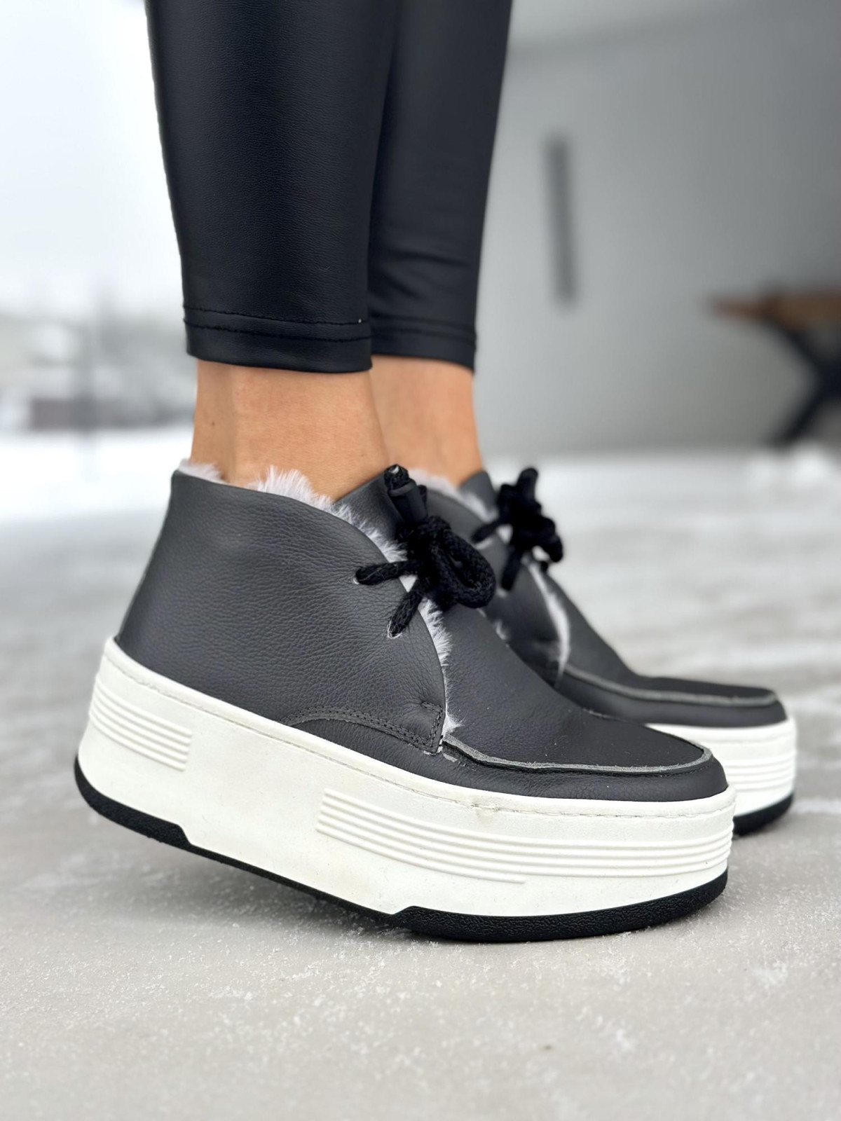 Szare ciepłe półbuty damskie ze skóry naturalnej z ozdobnym futerkiem