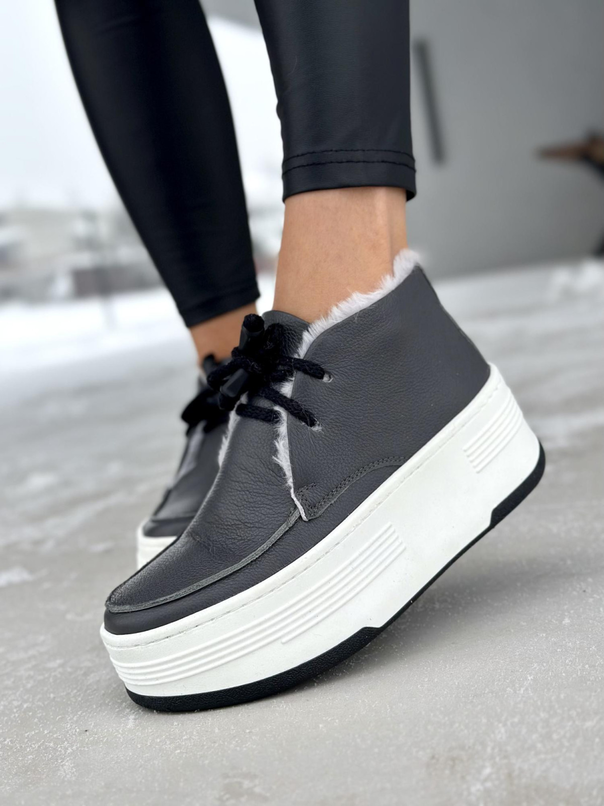 Szare ciepłe półbuty damskie ze skóry naturalnej z ozdobnym futerkiem