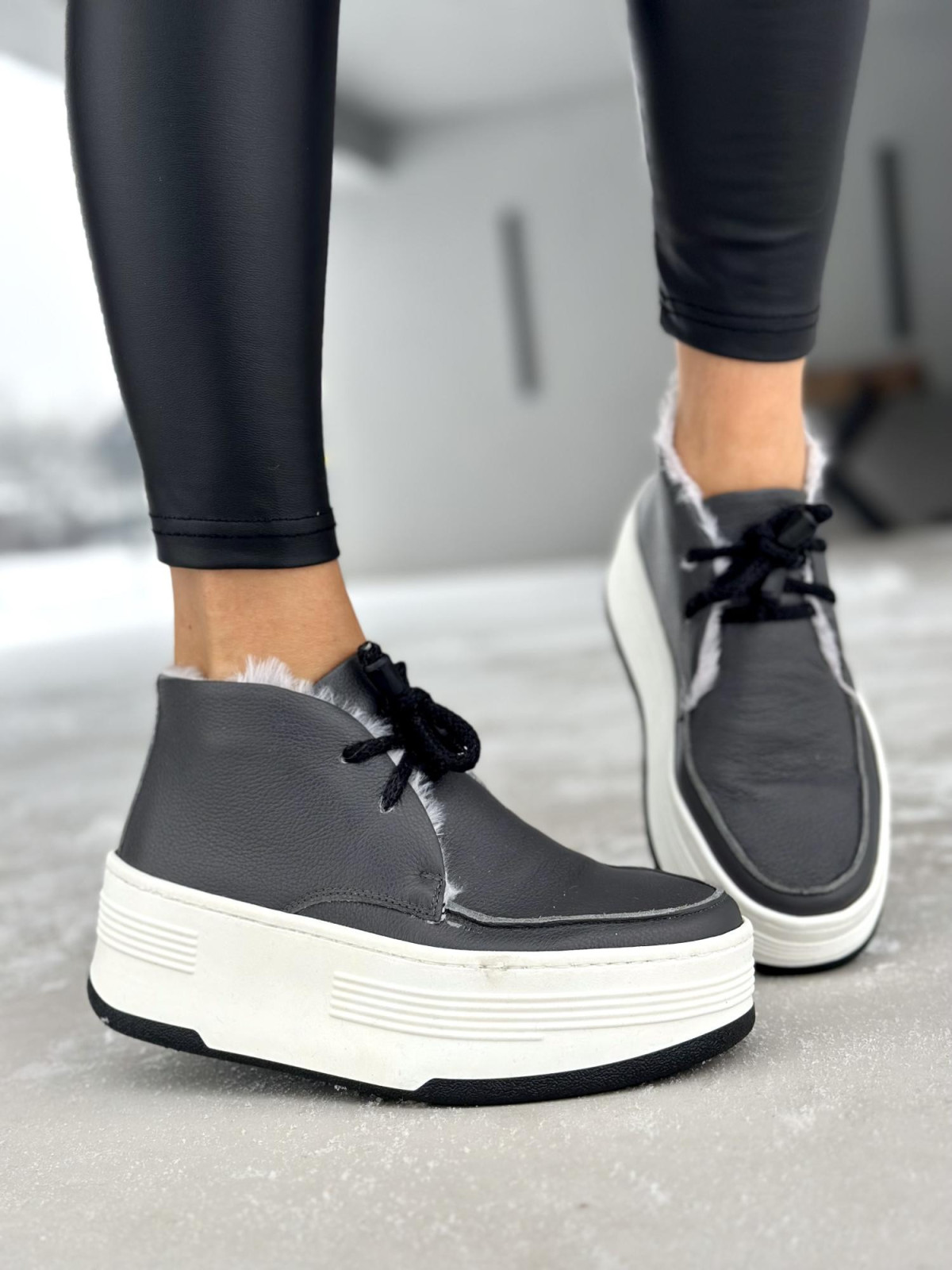 Szare ciepłe półbuty damskie ze skóry naturalnej z ozdobnym futerkiem