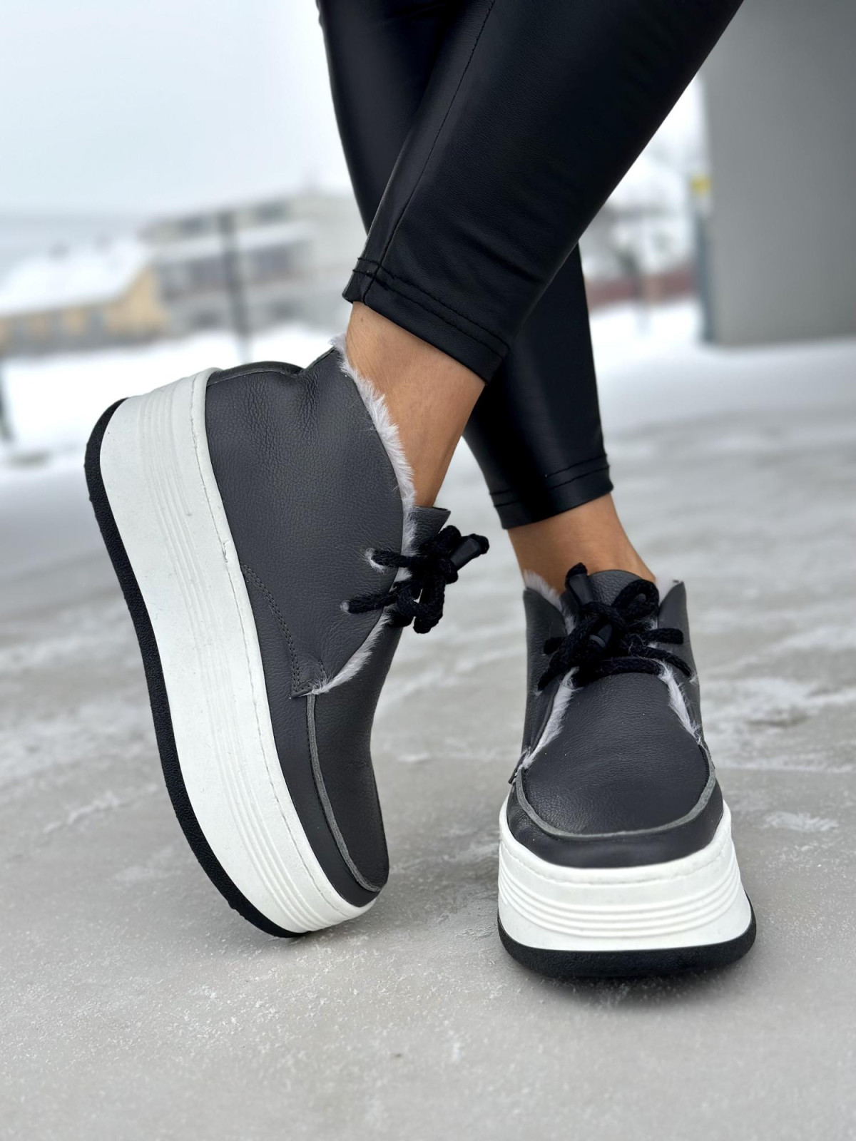 Szare ciepłe półbuty damskie ze skóry naturalnej z ozdobnym futerkiem