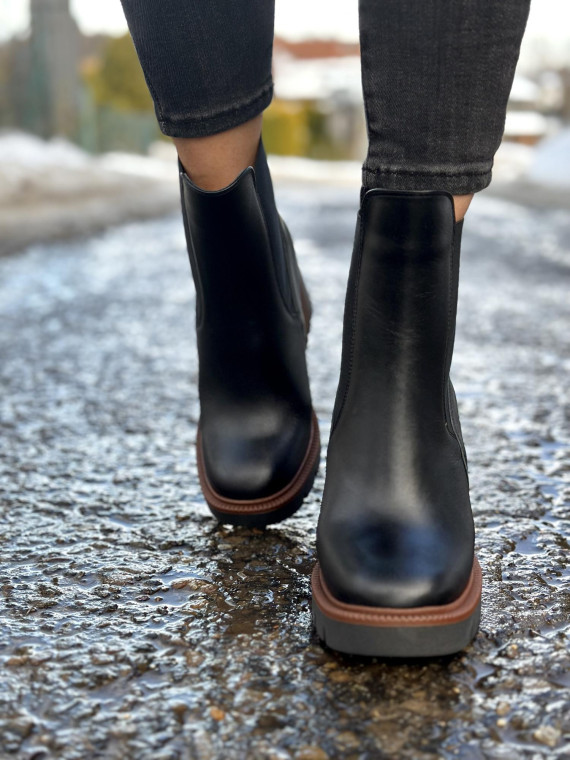 Czarne botki damskie ze skóry naturalnej na średnim obcasie