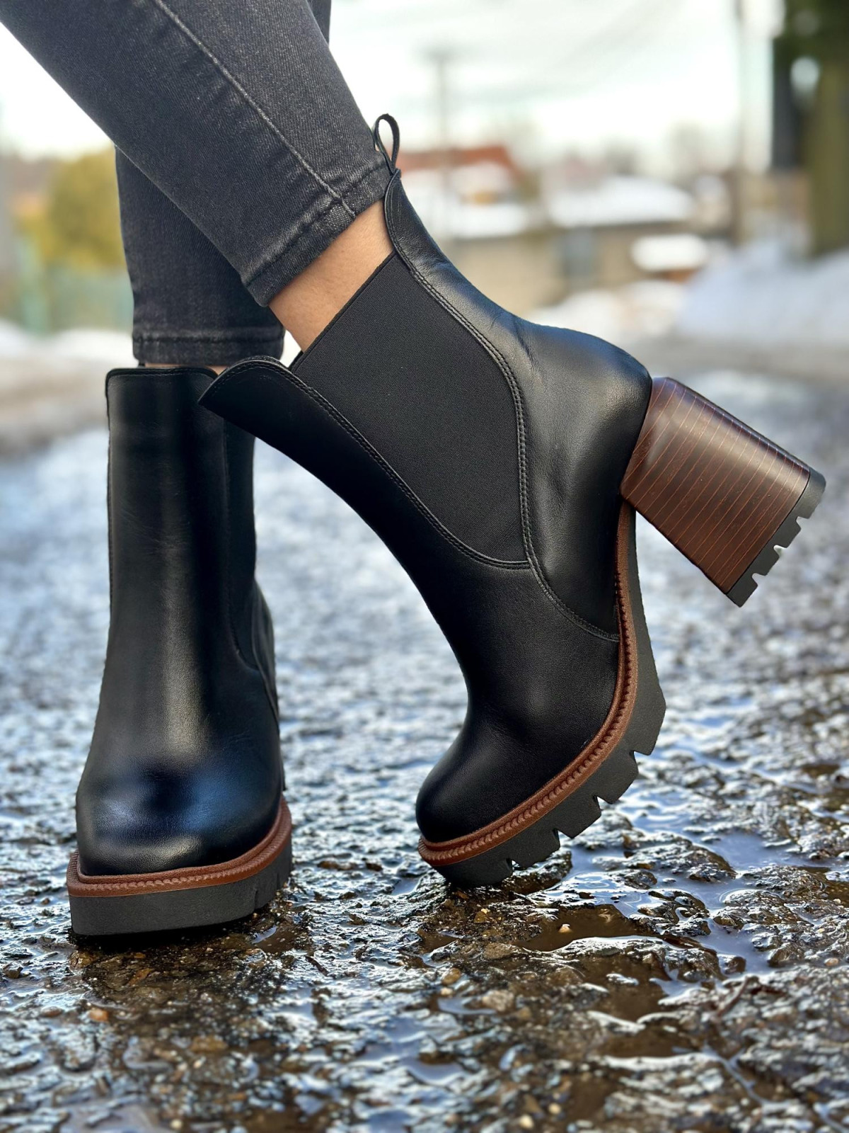 Czarne botki damskie ze skóry naturalnej na średnim obcasie